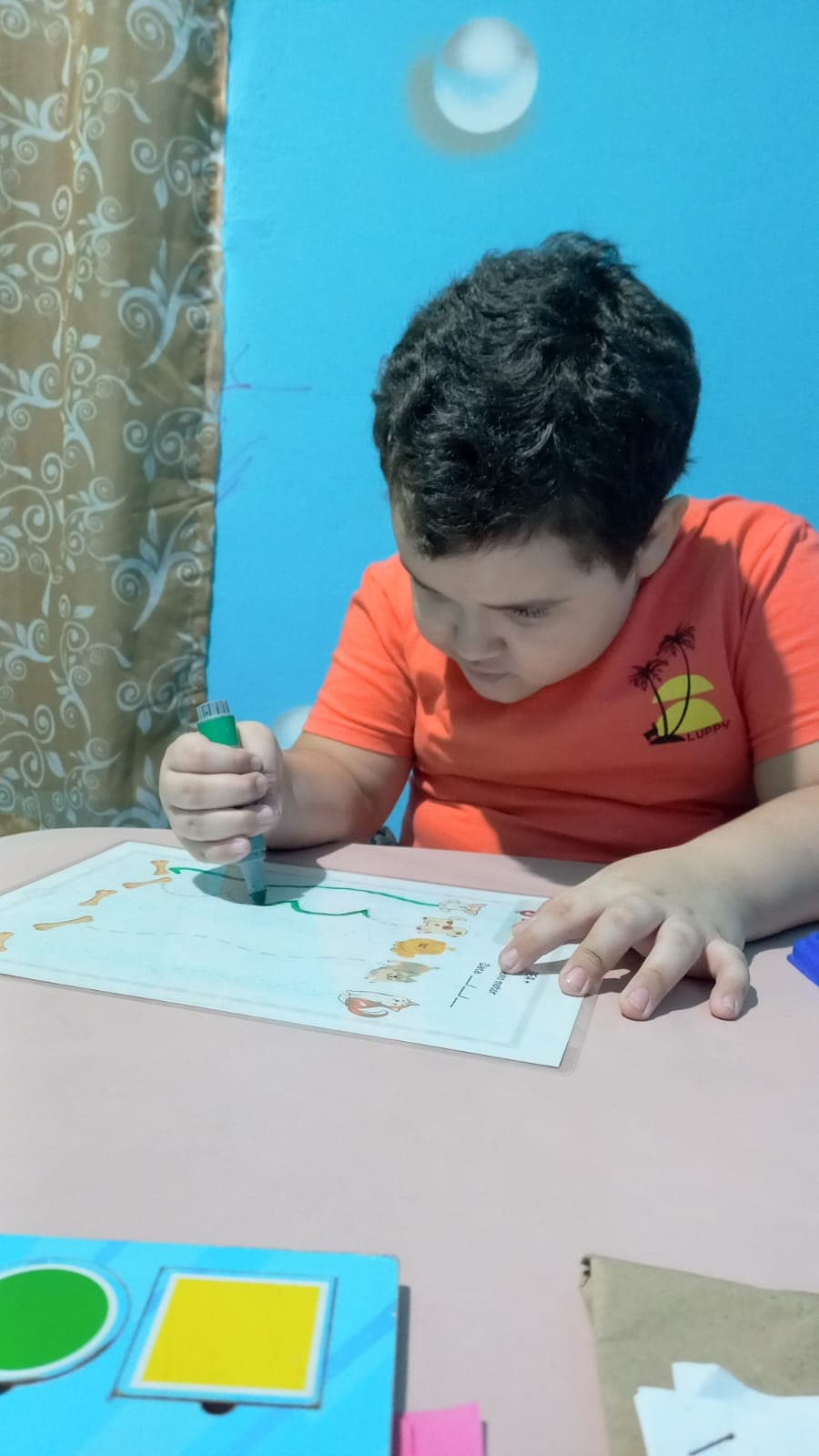 Criança em terapia sensorial